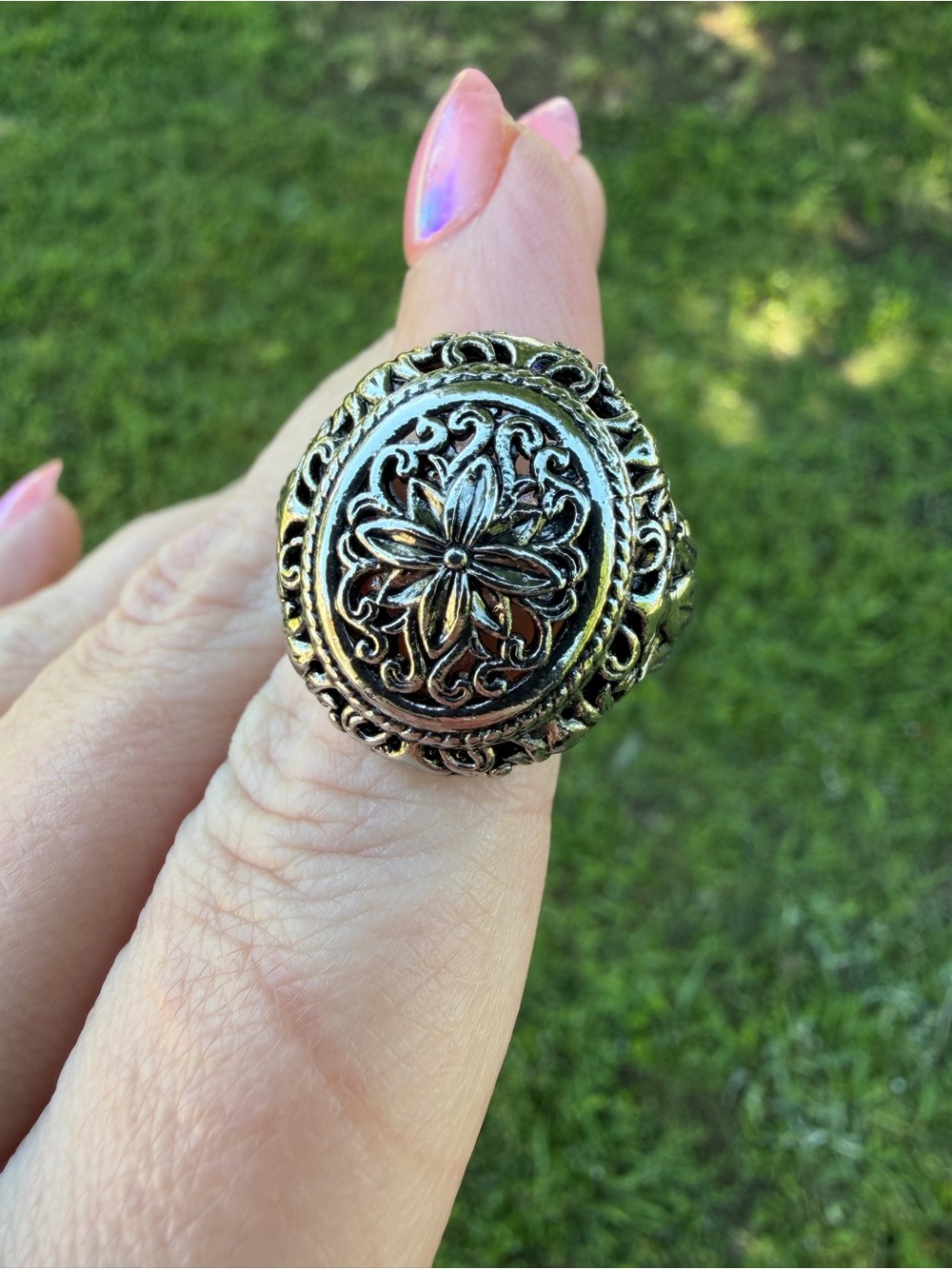 Antique-Style Floral Silver-Tone Statement Ring - Picture 4 of 5